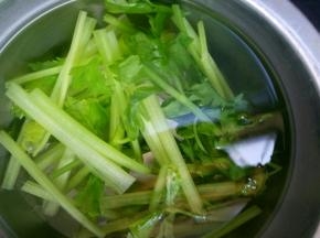 捞起放在凉水中。