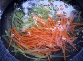 接着把莴笋和胡萝卜丝焯水半分钟。