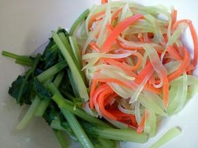 焯好水的莴笋，胡萝卜和芹菜放在碗中。