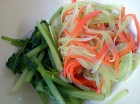 焯好水的莴笋，胡萝卜和芹菜放在碗中。
