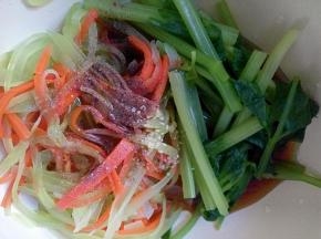 放入胡椒粉，鸡精，盐，特级鲜酱油和芝麻油翻拌均匀，腌制十分钟。