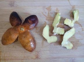 准备好一块姜切片，干橘皮洗净备用。