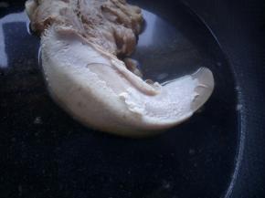 十分钟后关火，猪舌边缘的白膜也可以轻轻的撕下。