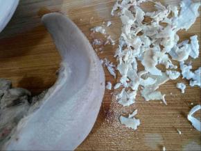 刮干净的猪舌，用水冲洗。