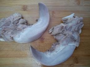 猪舌切成两半，再卤制的时候方便入味。