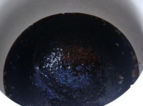这个是我之前用的卤汁。如果是第一次做，按照我前面说的比例，一瓶卤水汁，再加三倍的水，最好用砂锅煲来卤制猪舌。