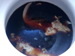 猪舌放入卤水汁中，不盖锅盖大火烧开，转小火炖煮一个小时。