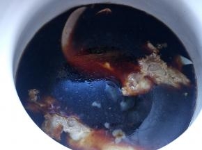 猪舌放入卤水汁中，不盖锅盖大火烧开，转小火炖煮一个小时。