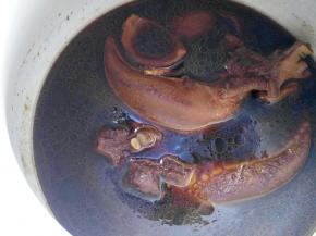 关火后不要将猪舌捞出，让它在卤汁中浸泡1到2个小时，更加入味。