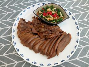 吃的时候切片，配上自己喜欢的蘸料，剩下的卤汁冷却后，装入矿泉水瓶中，可放冰箱冷冻。卤汁越卤越香，不要浪费。