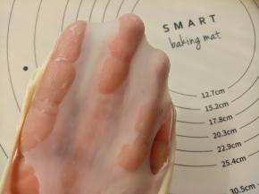 直到揉出手膜，然后取100克面团加入红曲粉揉匀，再取100克面团加入竹炭粉揉匀。