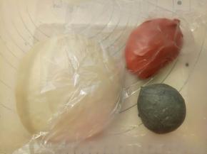 把揉好的面团放入保鲜盒里，26度左右进行一发(一发温度不要超过28度)。