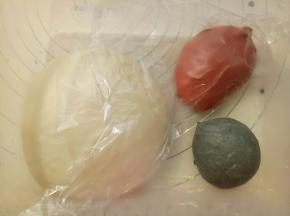 把揉好的面团放入保鲜盒里，26度左右进行一发(一发温度不要超过28度)。