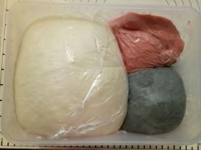 大概50-60分钟左右，面团发至2倍大（用手指粘面粉在面团中间戳个洞，不回缩，不塌陷就发好了）。