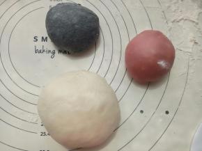 取出三种颜色的面团。