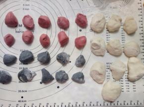 每种颜色的面团分成10份，盖保鲜膜松弛20分钟（面团可以随意分成不同重量的10份）。