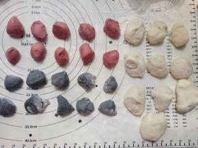 每种颜色的面团分成10份，盖保鲜膜松弛20分钟（面团可以随意分成不同重量的10份）。
