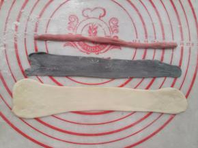 三种颜色的面团各取一份出来，红色的面团搓成与模具等长的条状。黑、白颜色的面团擀成与模具同等长的长方形。