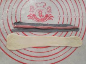 用黑色包裹住红色面团。