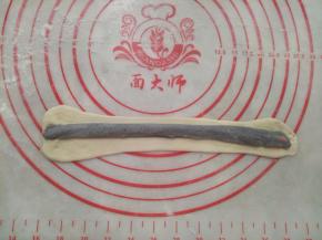 再用白色包裹住黑色的面团，其它9份也是同样操作。