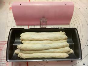 十份面团都做好后放入阳晨450克心形吐司盒里，盖上盖子进行二发（二发温度不要超过38度）