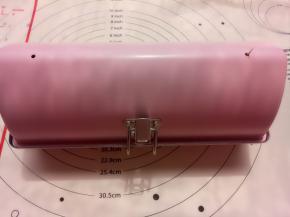 用之前教给大家的小妙招（取一根牙签在1CM的位置做个记号，从模具的小孔轻轻放进模具里，牙签的一端要露出来）。