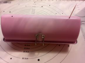 牙签会随着面团的发酵慢慢升起来，当记号露出来的时候就证明二发已经到位了，取出牙签准备进烤箱。