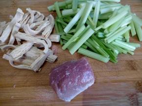 洗净的芹菜切段。腐竹切小段，里脊肉切丝。