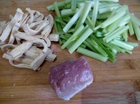 洗净的芹菜切段。腐竹切小段，里脊肉切丝。
