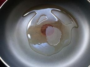 锅烧热后，下入20克食用油。