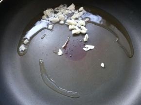 放入姜、蒜，煸出香味。