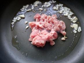 放入切好的里脊肉煸炒。