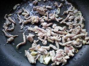 炒至肉色发白。