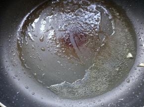 锅内留底油。