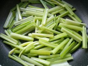 芹菜翻炒片刻。