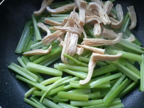 放入腐竹，翻炒均匀。