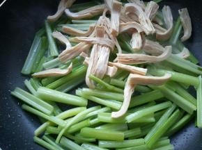 放入腐竹，翻炒均匀。