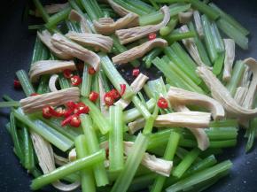 放入小米椒翻炒。