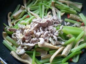 放入肉丝，翻炒均匀。