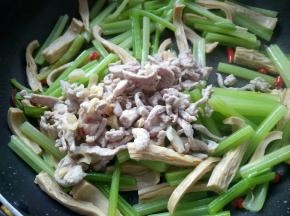 放入肉丝，翻炒均匀。