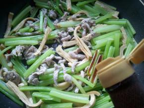 放入15克李锦记天成一味特级鲜酱油。