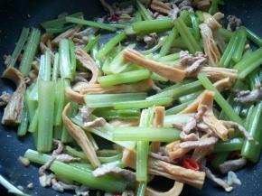 加少量的盐，翻炒均匀。