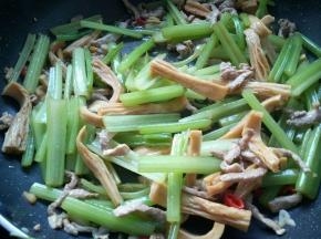 加少量的盐，翻炒均匀。