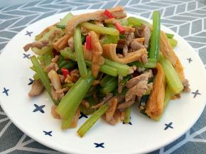 味美香醇的芹菜腐竹制作完成。