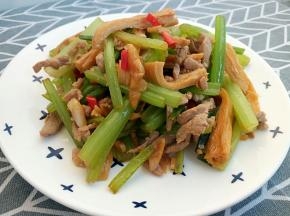 味美香醇的芹菜腐竹制作完成。