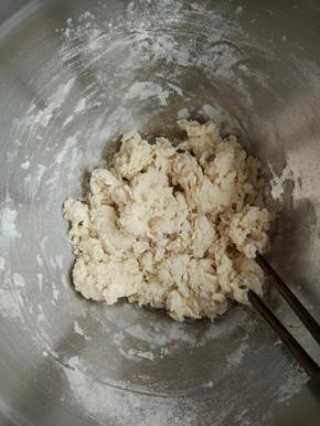 面粉加入约85度的开水，用筷子搅成棉絮状。