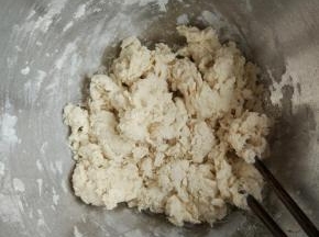 面粉加入约85度的开水，用筷子搅成棉絮状。