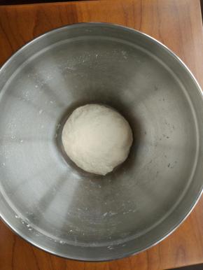 不烫手时把面揉到三光，盖好保鲜膜醒30分钟。