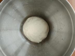 不烫手时把面揉到三光，盖好保鲜膜醒30分钟。