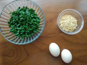 韭菜洗净切碎，虾皮洗净，两个鸡蛋打撒。